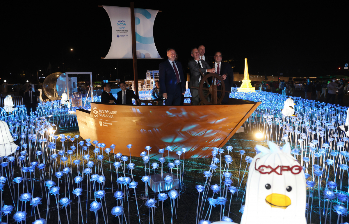 ▲2030세계박람회 개최 후보지인 부산을 실사하기 위해 방한한 국제박람회기구(BIE) 실사단의 파트릭 슈페히트 단장 등 실사단이 4월 3일 서울 광화문 광장의 홍보물을 찾아 포토존에서 기념사진을 촬영하고 있다.  (연합뉴스)