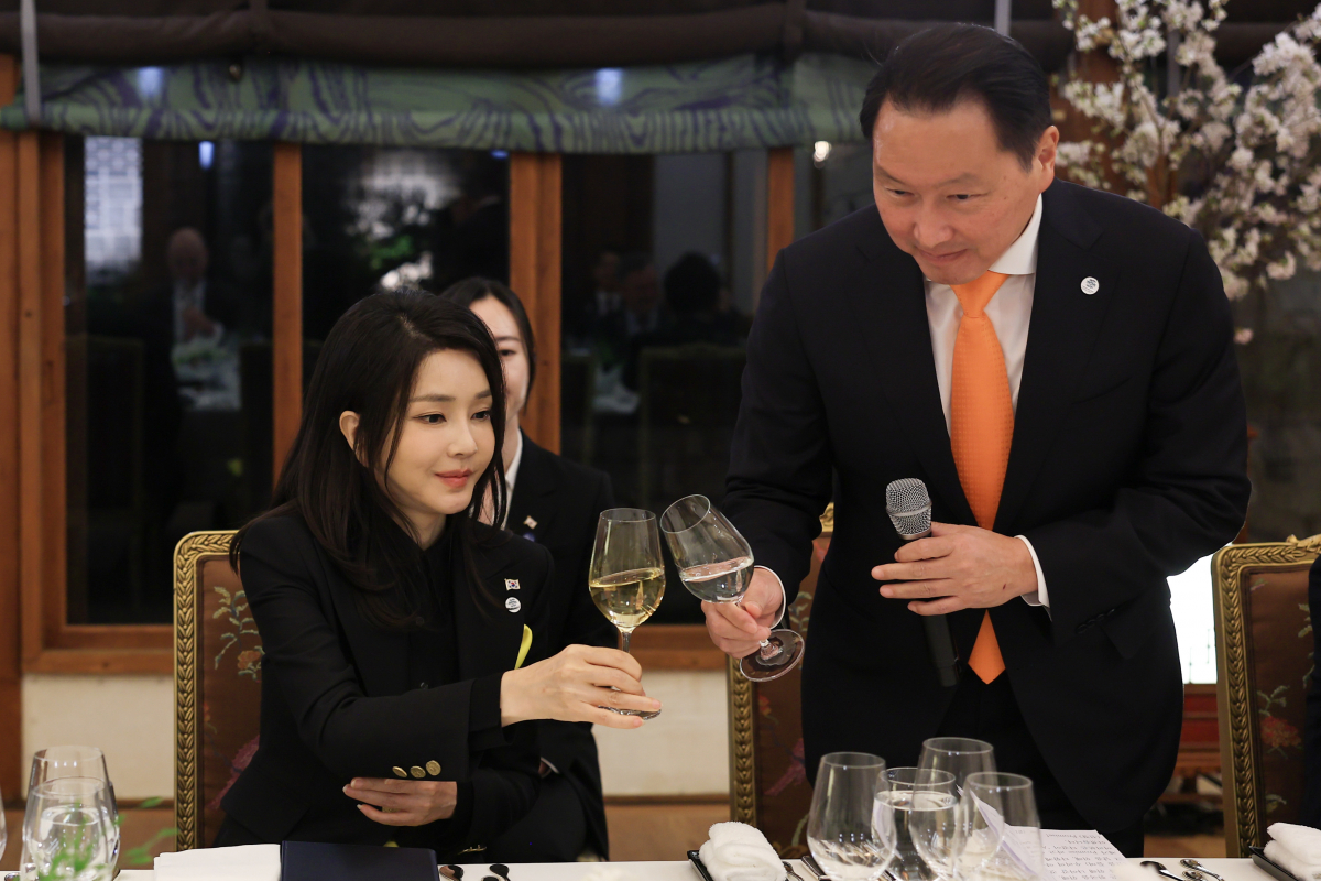 ▲김건희 여사가 3일 오후 청와대 상춘재에서 2030년 세계박람회(엑스포) 개최 후보지인 부산 실사를 위해 한국을 방문한 국제박람회기구(BIE) 관계자들과 환영 만찬을 하며 최태원 대한상의 회장과 건배하고 있다. (용산 대통령실 제공)