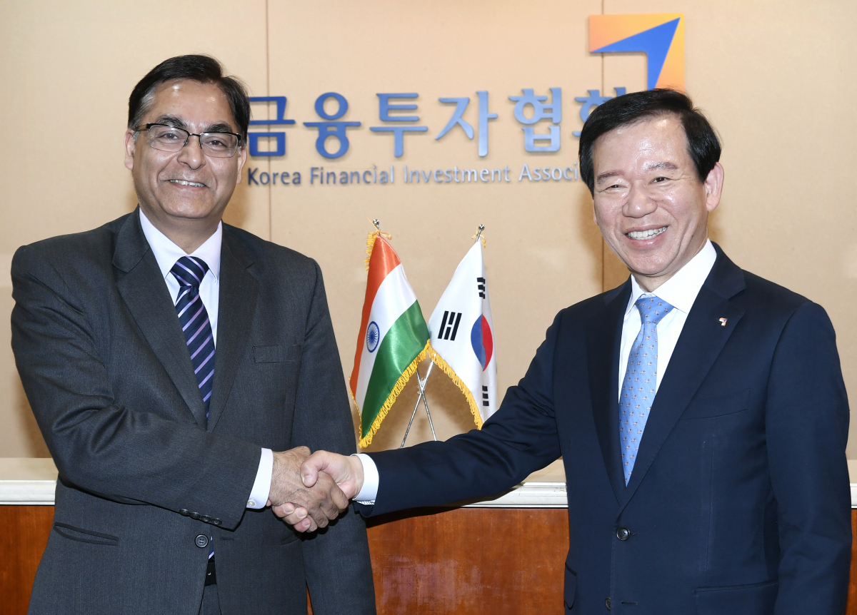 ▲서유석 금융투자협회장이 4일 서울 여의도 금투센터에서 아밋 쿠마르 주한인도대사와 양국의 금융투자 산업간 협력 방안 등에 대해 논의하는 간담회를 갖고 기념촬영을 하고 있다. (출처=금융투자협회)