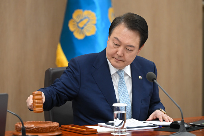 ▲윤석열 대통령이 4일 서울 용산 대통령실 청사에서 열린 국무회의에서 개회선언을 하고 있다. 이날 국무회의에서 윤 대통령은 국회를 통과한 양곡관리법 개정안에 재의 요구권(거부권)을 행사했다. (연합뉴스)