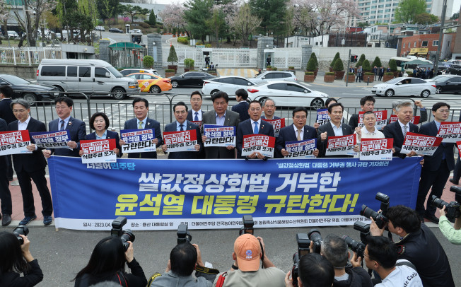 ▲더불어민주당 박홍근 원내대표, 신정훈 쌀값정상화 TF 팀장 및 의원들이 4일 오전 서울 용산구 대통령실 앞에서 열린 '쌀값정상화법' 대통령 거부권 행사 규탄 기자회견에서 관련 구호를 외치고 있다. (연합뉴스)