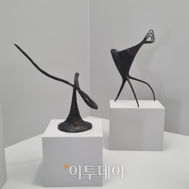 ▲알렉산더 칼더의 청동 조형물 'Whip Snacke'와 'Fawn'. 날렵한 뱀을 형상화한 작품(왼쪽)은 움직이지 않을 것처럼 굳건해 보이지만, 물리적 힘을 받으면 관람객이 예상하지 못한 방향으로 회전한다. (박꽃 기자 pgot@)