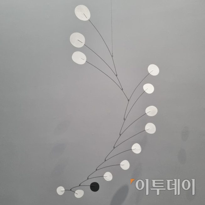 ▲알렉산더 칼더의 모빌 'White Ordinary'. 바람이 불면 설치물이 천천히 회전하면서 상단의 큰 요소가 뒤집히고, 숨어있던 검은 색 뒷면이 한 점 더 드러난다. (박꽃 기자 pgot@)