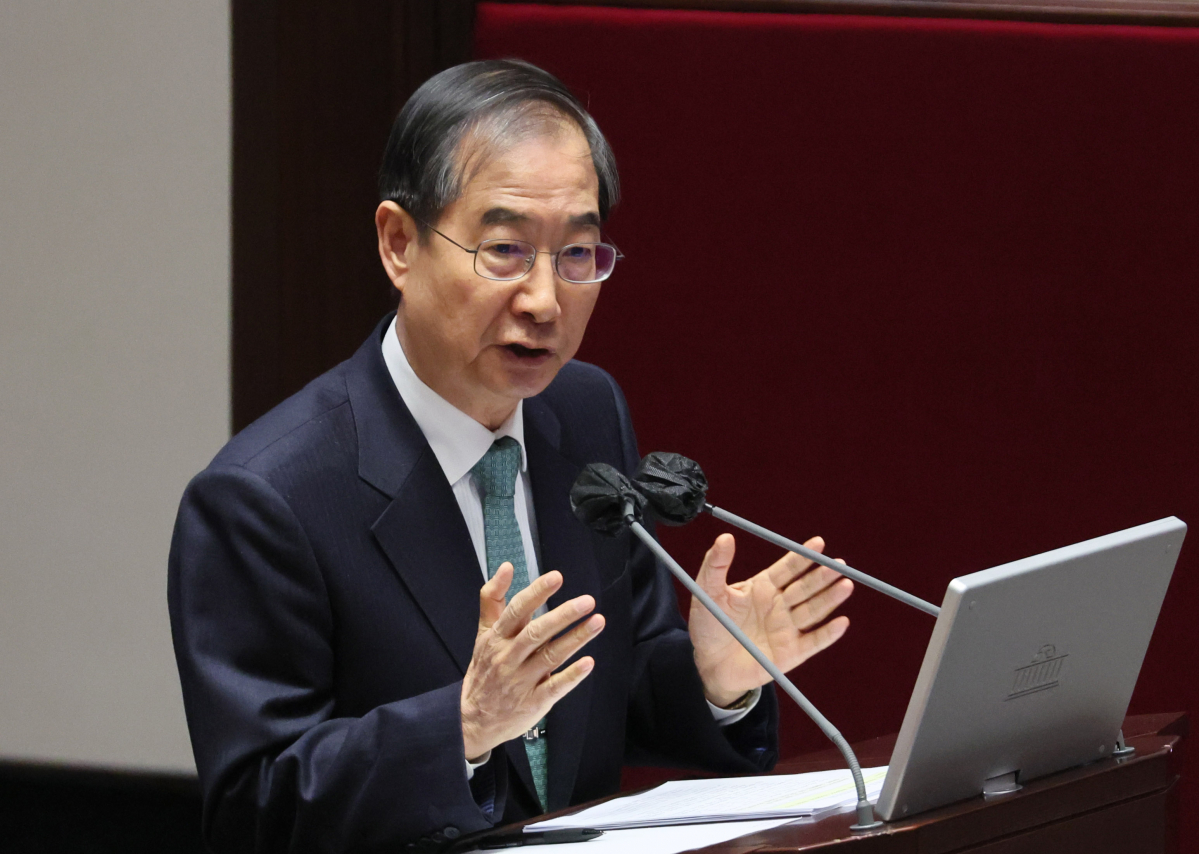 ▲한덕수 국무총리가 4일 오후 열린 국회 본회의 대정부 질문에서 '돌덩이 치웠다' 발언 논란과 관련해 해명하고 있다. (연합뉴스)