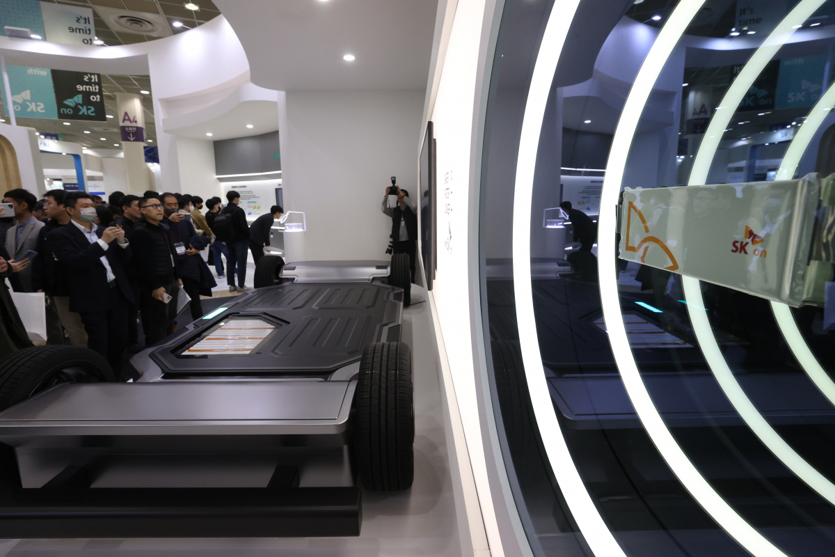 ▲지난달 15일 서울 강남구 코엑스에서 열린 배터리 산업 전시회 '인터배터리 2023'에서 참관객들이 SK온 부스를 둘러보고 있다. (연합뉴스)