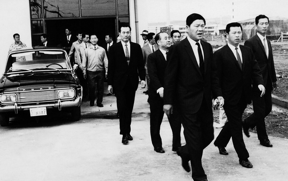 ▲1969년 폴리에스터 원사 공장 준공식 당시 최종건 창업회장(오른쪽 세 번째)과 최종현 선대회장(오른쪽 두 번째)의 모습. (사진제공=SK)