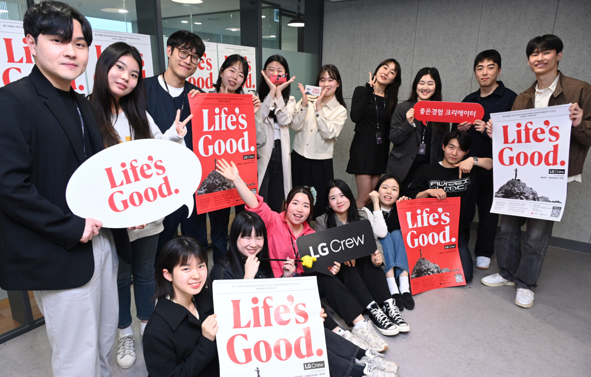 ▲LG전자가 미래 고객인 Z세대 대학생으로 구성된 'LG크루'와 함께 새로운 고객경험을 찾는 여정을 본격 시작했다. 5일 서울 강남구의 한 공유 오피스에서 진행된 LG크루 오리엔테이션에서 LG크루 16명이 기념사진을 찍고있다. (제공=LG전자)