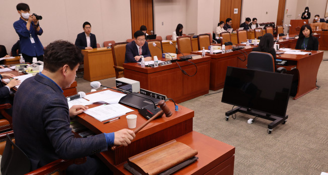 ▲6일 오전 정점식 의원을 제외한 국민의힘 의원들이 불참한 가운데 서울 여의도 국회에서 열린 법사위 법안심사제1소위원회에서 기동민 위원장이 의사봉을 두드리고 있다. (연합뉴스)
