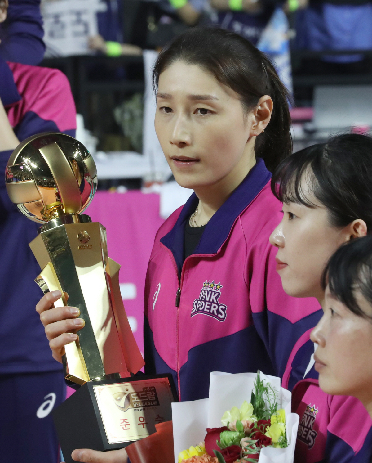 ▲준우승 트로피를 든 흥국생명 김연경(뉴시스)
