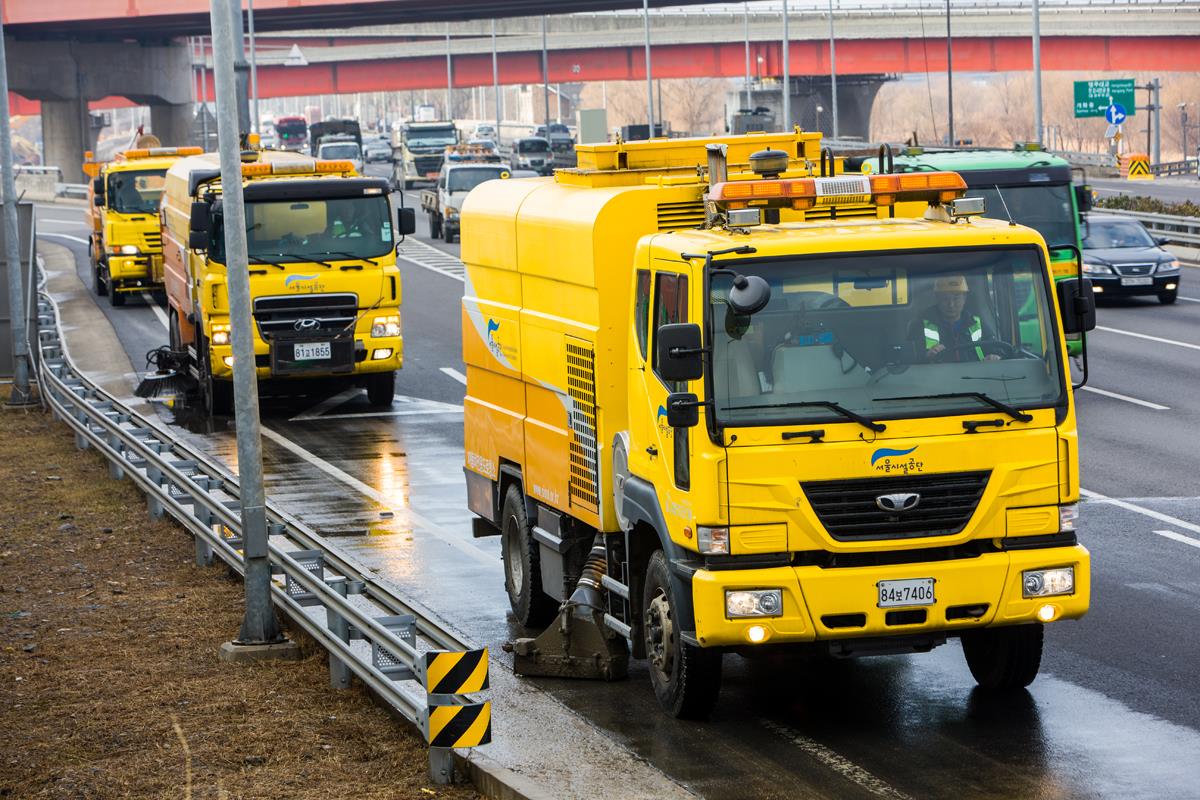 ▲자동차 전용도로를 청소하는 모습. (사진제공=서울시설공단)