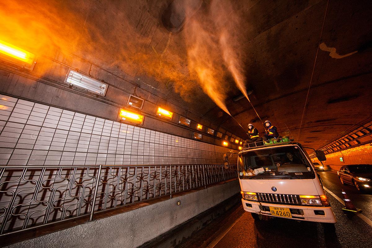 ▲자동차 전용도로를 청소하는 모습. (사진제공=서울시설공단)