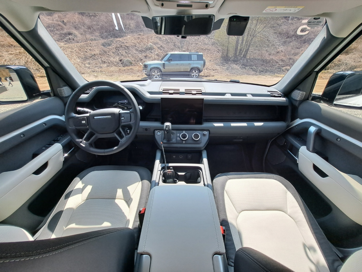 ▲'올 뉴 디펜더 130' 1열 디자인. 화려하진 않지만 직관적이고 실용적이다. (이민재 기자 2mj@)