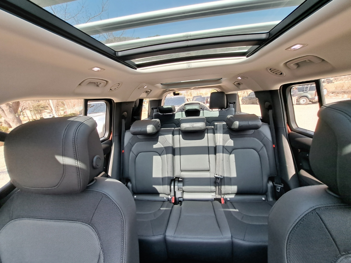 ▲'올 뉴 디 펜더 130' 선루프. 답답함이 느껴질 3열석에도 두 번째 선루프가 장착돼 개방감을 더한다. (이민재 기자 2mj@)