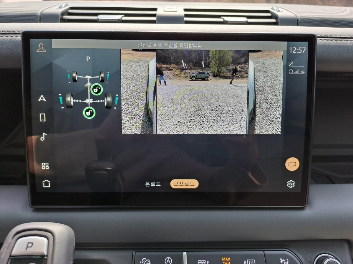 ▲'클리어 사이트 그라운드 뷰'가 작동되는 모습. 경사로를 오르며 시야가 사라졌을 때에도 보닛을 투과해 보는 듯한 시야를 제공한다.  (이민재 기자 2mj@)