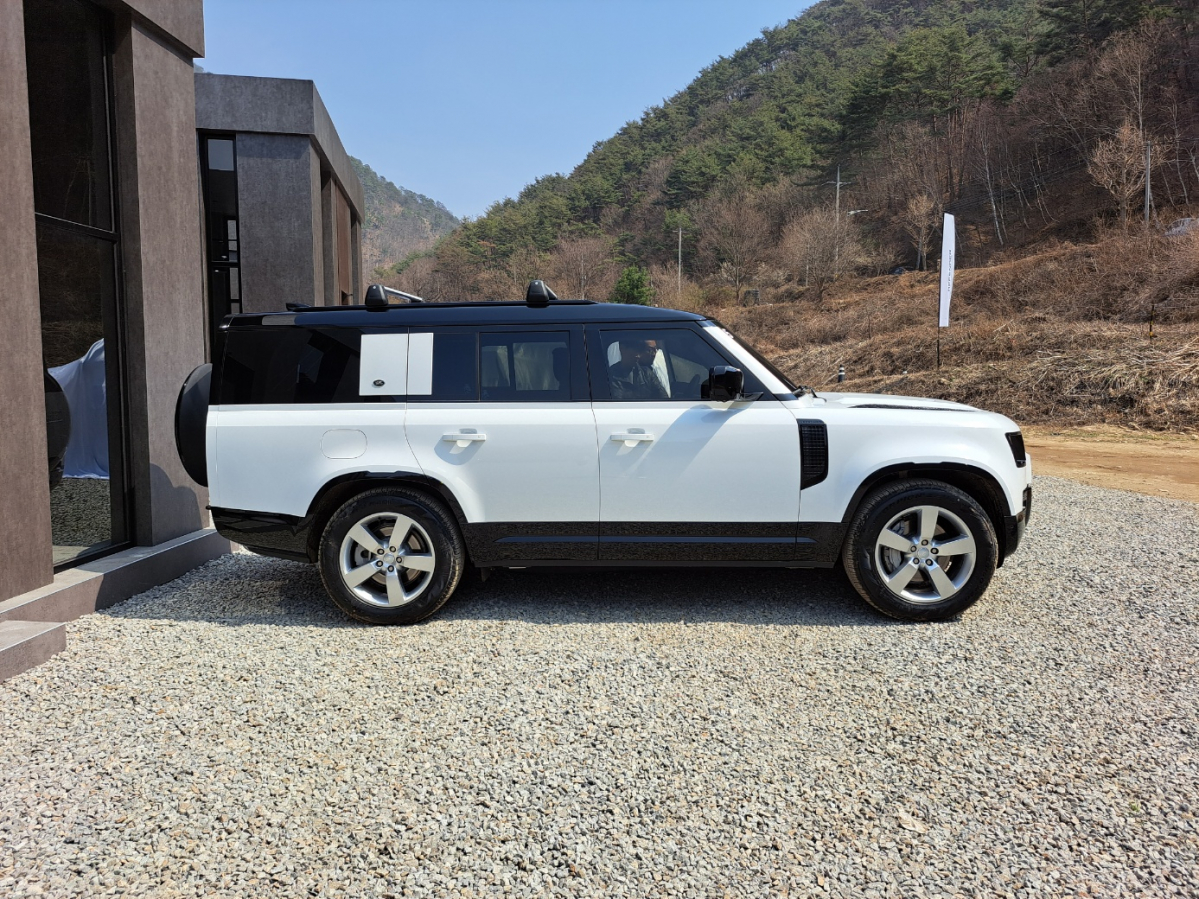 ▲'올 뉴 디펜더 130' 측면 외관. 디펜더 110보다 리어 오버행이 340mm 길어지며 더욱 웅장한 느낌을 보여준다. (이민재 기자 2mj@)