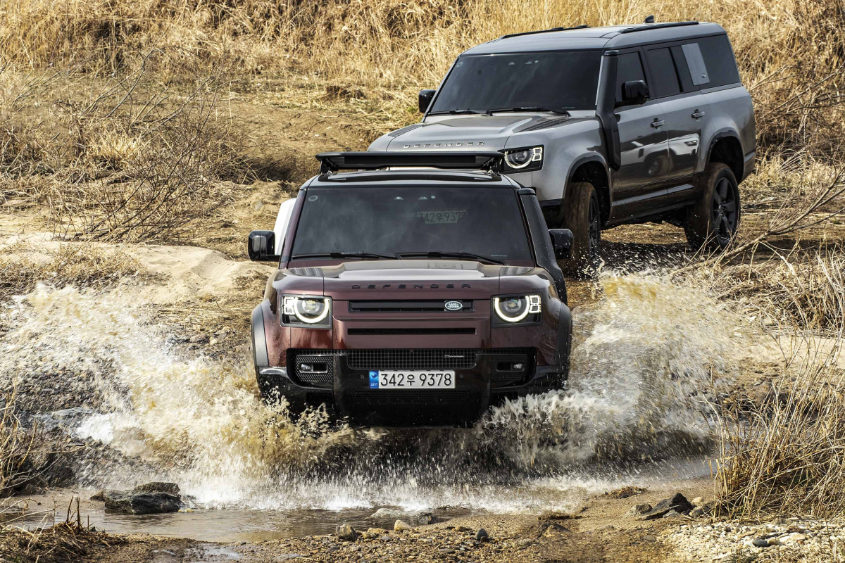 ▲'올 뉴 디펜더 130'이 도강하는 모습 (사진제공=재규어 랜드로버 코리아어)