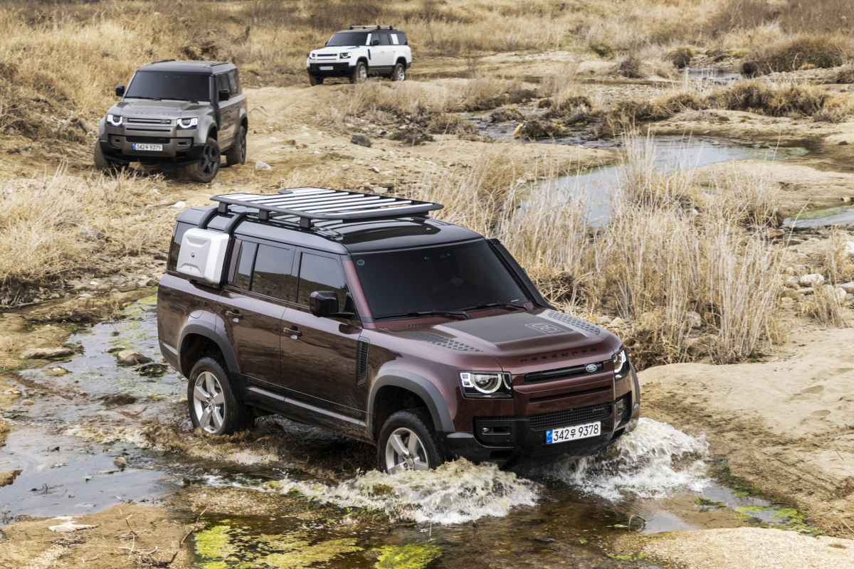 ▲'올 뉴 디펜더 130'이 물가를 지나는 모습 (사진제공=재규어 랜드로버 코리아)