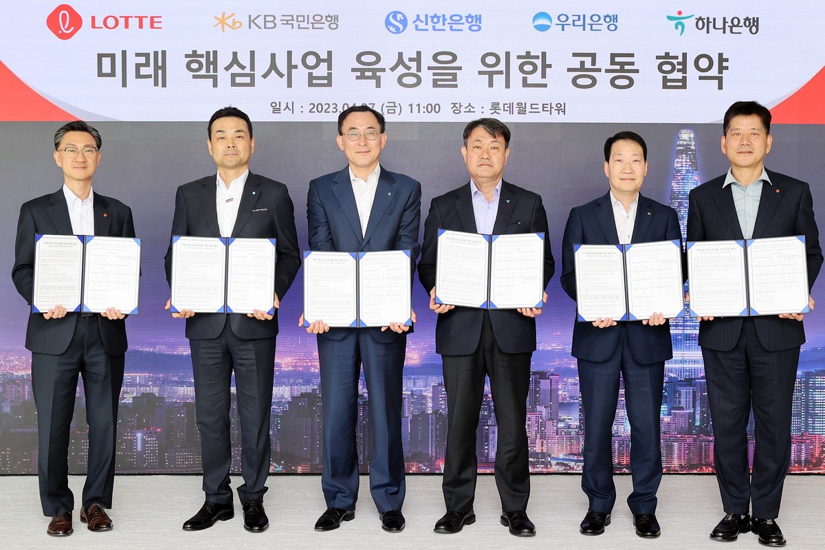 ▲(왼쪽부터) 롯데지주 고정욱 부사장, 우리은행 강신국 부문장, 신한은행 정근수 부행장, 하나은행 성영수 부행장, KB국민은행 서영익 전무, 롯데에너지머티리얼즈 김연섭 대표가 협약식 후 기념 촬영하고 있다. (사진제공=롯데지주)