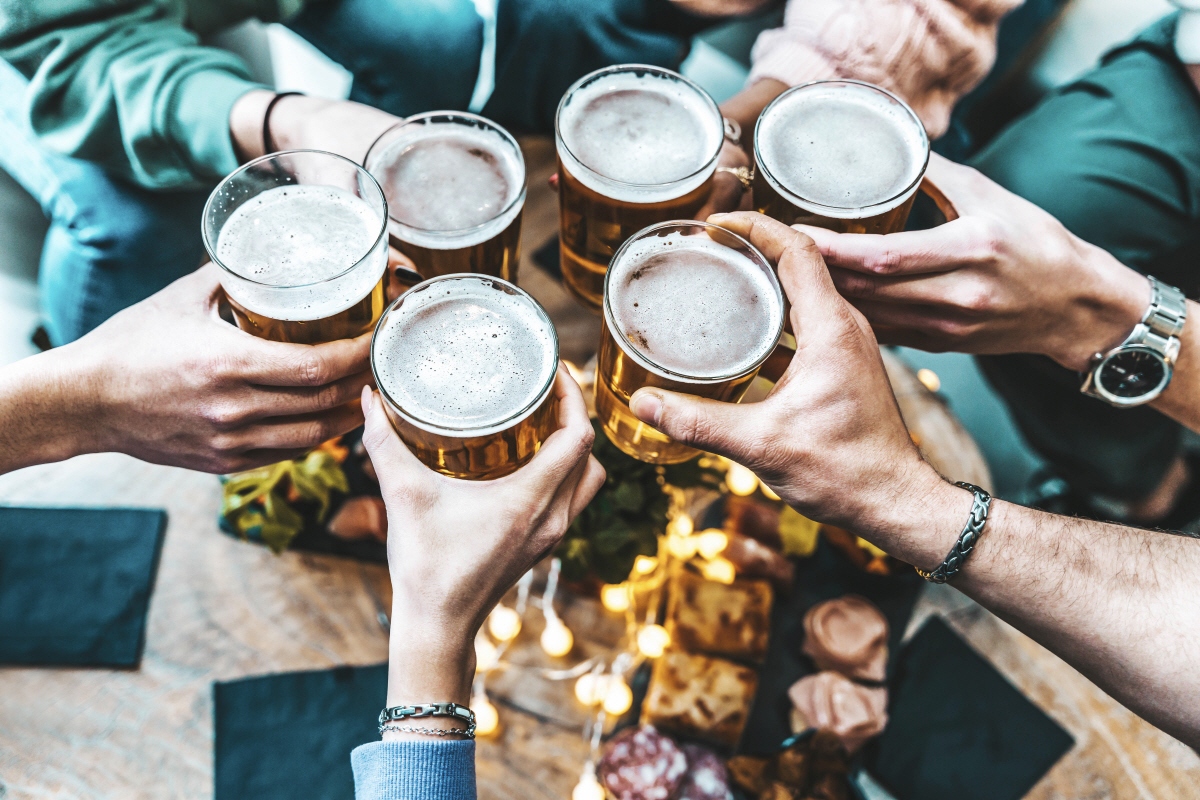 ▲사람들이 펍 레스토랑에서 맥주잔을 들고 건배를 하고 있다. 출처 게티이미지뱅크
