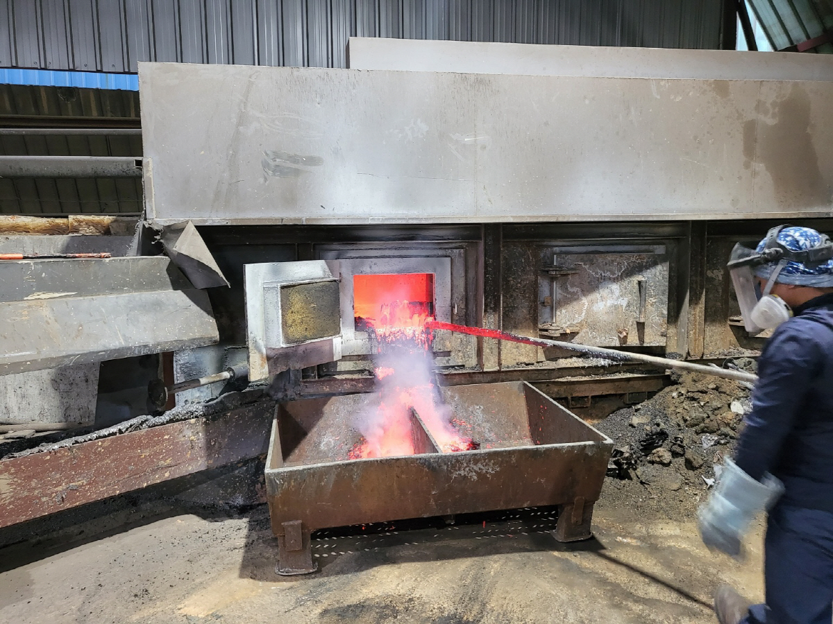 ▲제련 후 슬래그 제거 작업 중인 소니드리텍 현장.
 (사진제공=소니드)