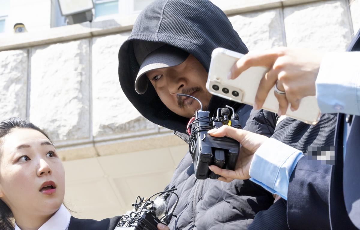 ▲ 서울 강남에서 40대 여성을 납치·살해하고 시신을 유기한 혐의로 구속된 3인조 중 황대한이 9일 오후 서울 수서경찰서에서 검찰로 송치되고 있다. (연합뉴스)