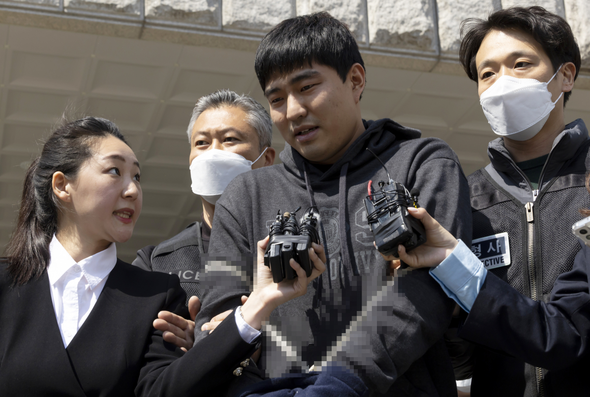 ▲서울 강남에서 40대 여성을 납치·살해하고 시신을 유기한 혐의로 구속된 3인조 중 연지호가 9일 오후 서울 수서경찰서에서 검찰로 송치되고 있다. (연합뉴스)