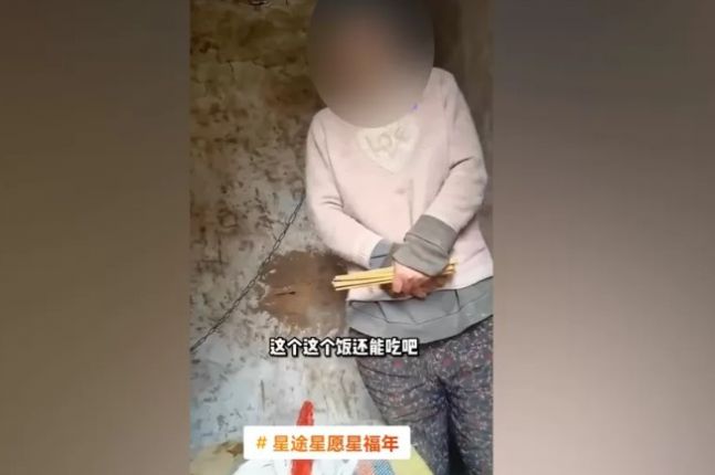 ▲지난해 중국을 발칵 뒤집어 놨던 '쇠사슬녀' 사건의 피해자.  (출처=BBC 캡처)