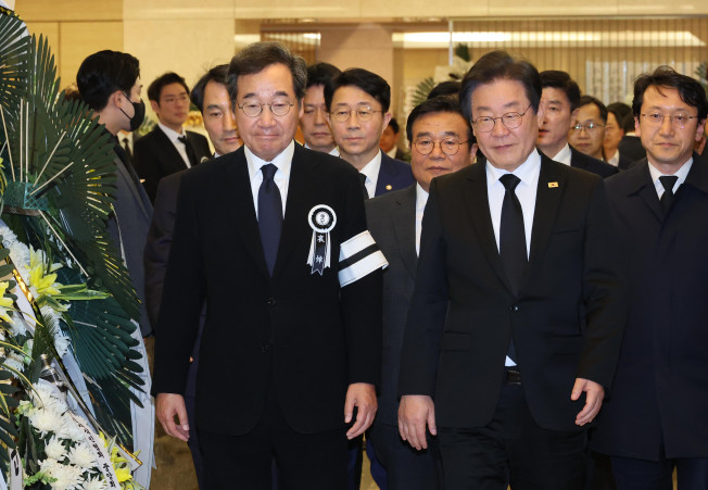 ▲더불어민주당 이낙연 전 대표(왼쪽)가 9일 오후 장인상 빈소가 마련된 서울 강남구 삼성서울병원 장례식장에서 조문을 마친 더불어민주당 이재명 대표를 배웅하고 있다. (연합뉴스)