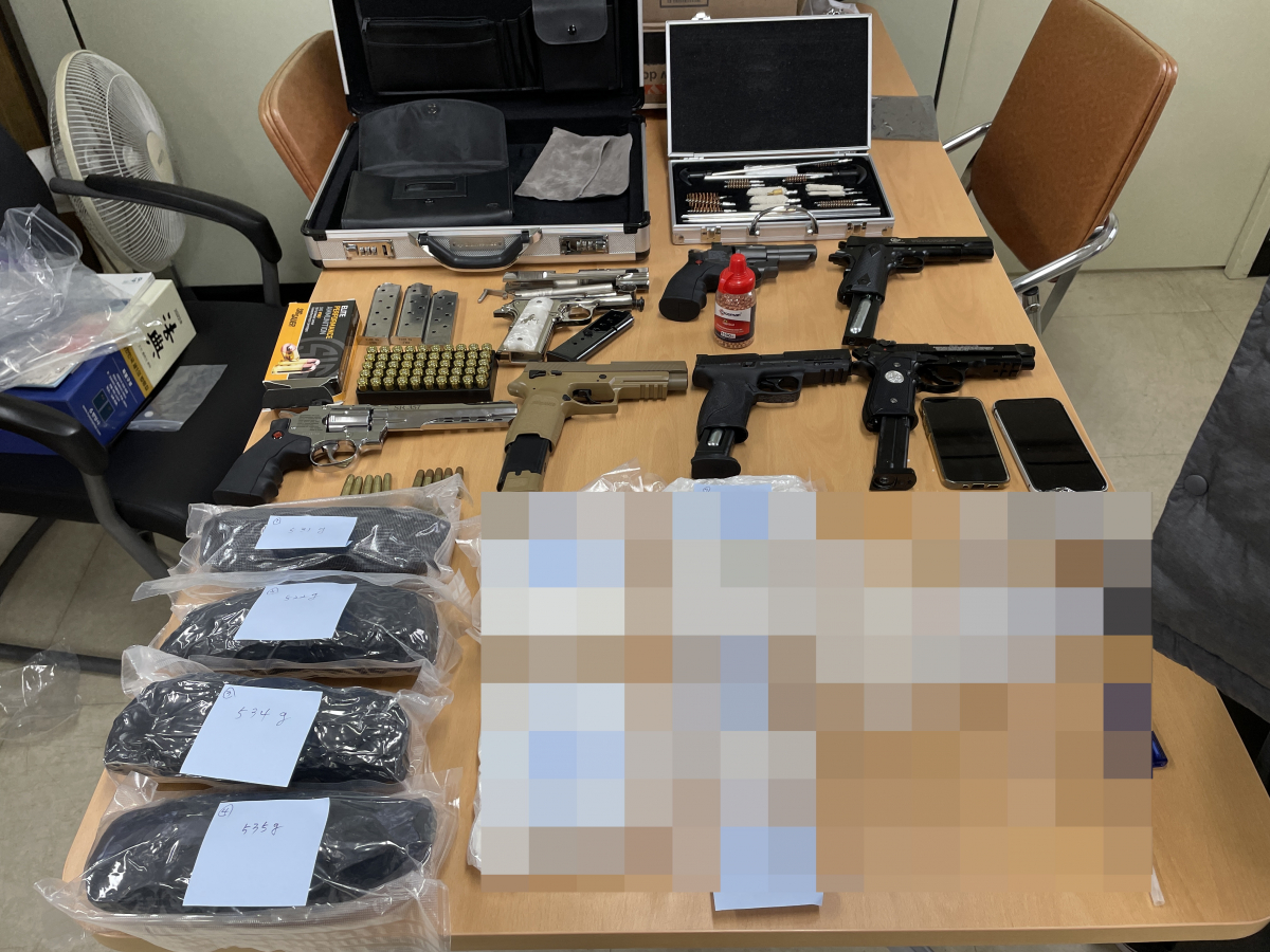 ▲압수물 전체 사진 (필로폰 이미지 모자이크 처리) (서울중앙지검 제공)