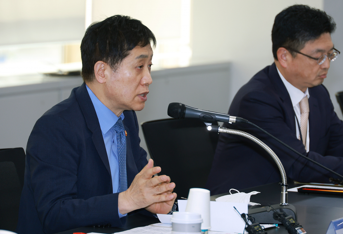 ▲김주현 금융위원장(왼쪽)이 10일 서울 마포 프론트원에서 열린 '벤처기업 금융지원방안 마련을 위한 간담회'에서 발언하고 있다. (사진제공=금융위원회)