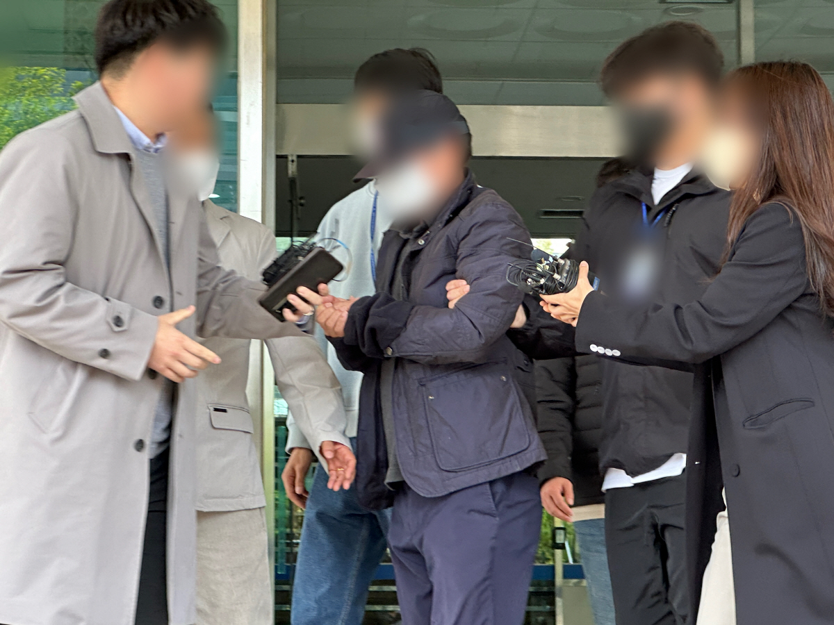 ▲음주운전으로 9세 여학생을 들이받아 숨지게 한 혐의를 받는 60대 남성이 10일 오후 구속 전 피의자심문(영장실질심사)을 받기 위해 대전 둔산경찰서에서 나와 대전지법으로 이동하고 있다. (뉴시스)
