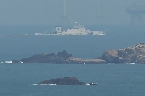 ▲중국 해안경비대 선박이 핑탄섬 동북부를 향해 가고 있다. AFP연합뉴스 
