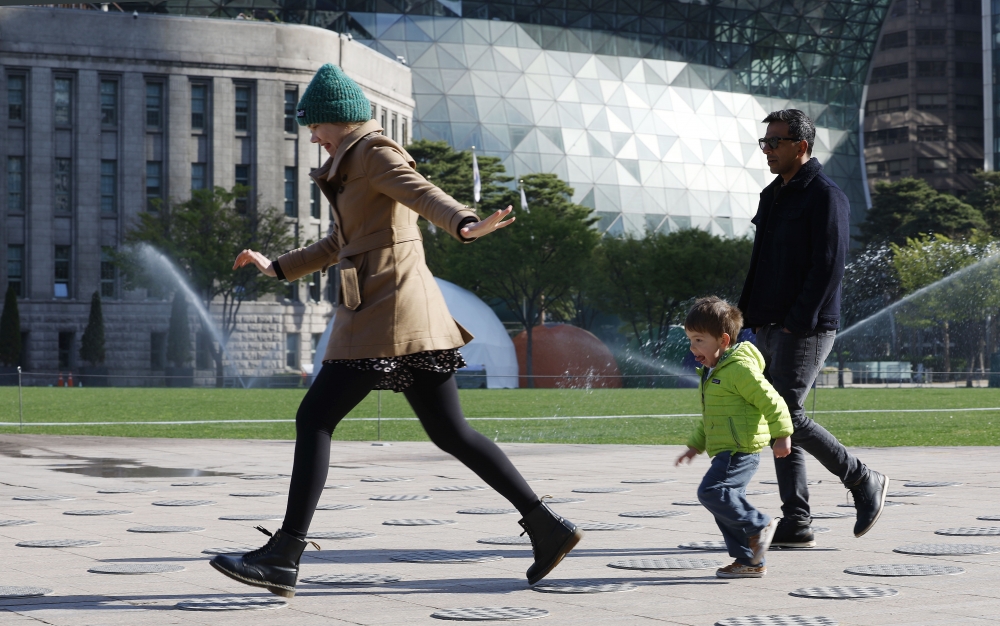 ▲9일 오전 서울 중구 서울광장에서 외투를 입은 외국인 관광객들이 즐거운 시간을 보내고 있다. 조현호 기자 hyunho@ (이투데이DB)