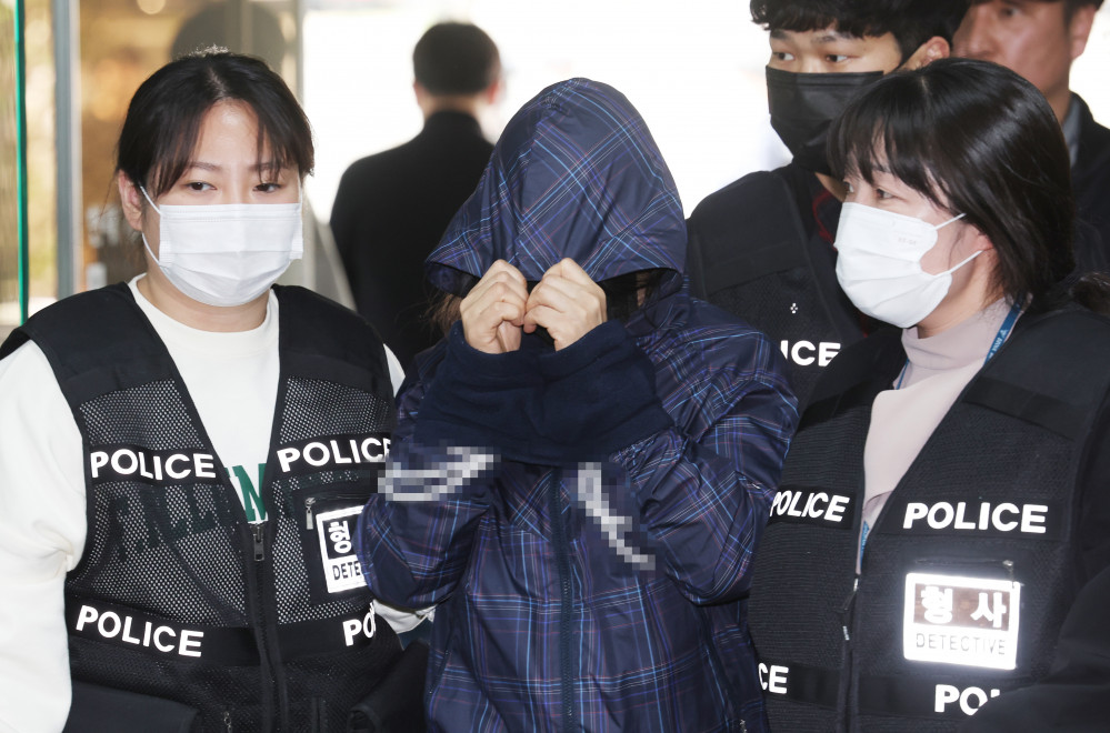 ▲ 강남 40대 여성 납치·살해 사건의 배후로 지목된 유모 씨의 부인 황모 씨가 10일 서울중앙지법에서 열리는 구속 전 피의자 심문(영장실질심사)에 출석하고 있다. (연합뉴스)