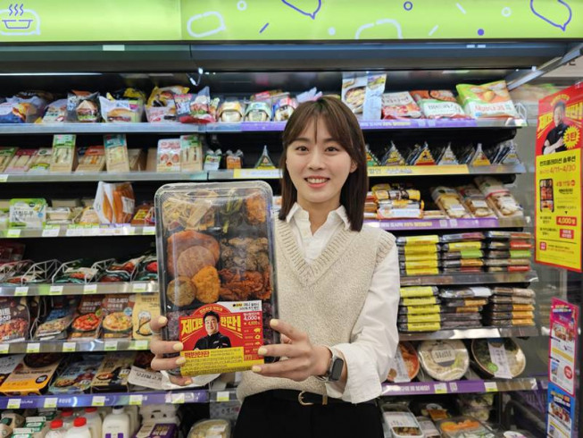 ▲편의점 CU에서 모델이 백종원 백반 한판 도시락을 소개하고 있다. (사진제공=BGF리테일)