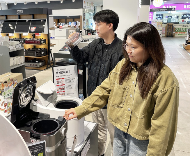 ▲전자랜드 파워센터 용산본점에서 소비자들이 음식물처리기를 살펴보고 있다. (사진제공=전자랜드)