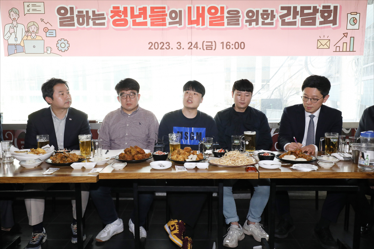 ▲ 송시영 서울교통공사 올바른노조 위원장이 지난달 24일 오후 서울 종로구의 한 치킨가게에서 열린 청년 당정대와 MZ세대 노조 연합 새로고침 노동자협의회와 '일하는 청년들의 내일을 위한 간담회'에서 인사말을 하고 있다. (뉴시스)