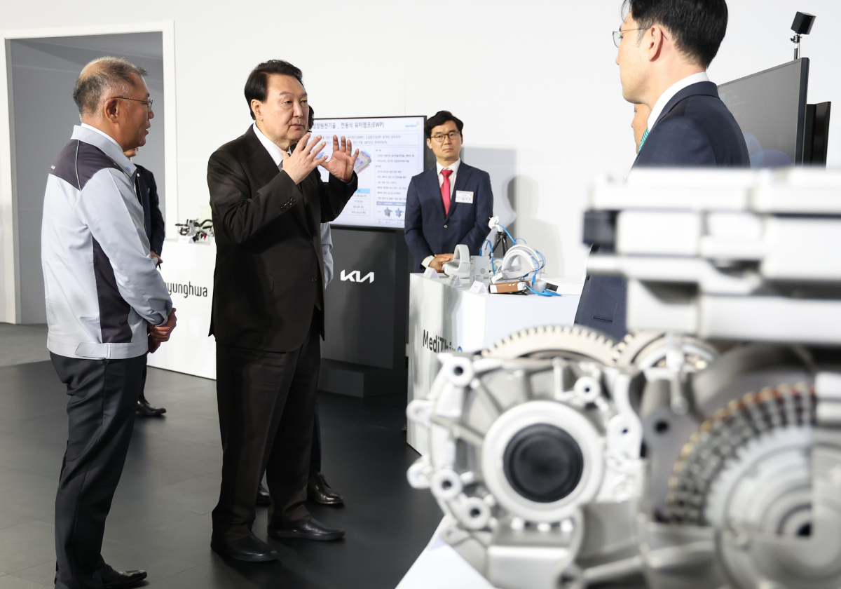 ▲윤석열 대통령이 11일 경기도 화성시 기아자동차 오토랜드 화성에서 열린 전기차 전용공장 기공식에 앞서 상생협력부스를 방문, 정의선 현대자동차그룹 회장과 대화하고 있다. (연합뉴스)