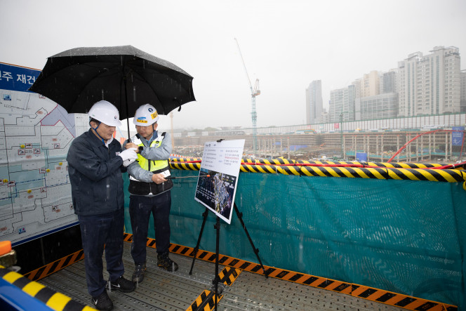 ▲원희룡(왼쪽) 국토교통부 장관이 11일 서울 한 공사현장을 방문해 타워크레인 스마트 기술 관련 사항을 보고받고 있다.  (사진제공=국토교통부)