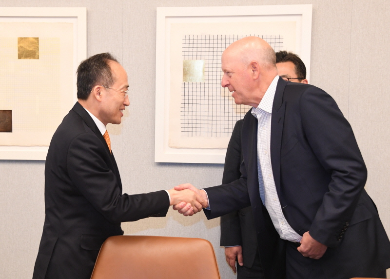 ▲추경호 부총리 겸 기획재정부장관이 11일(현지시간) 골드만삭스 뉴욕 본사를 방문해 데이비드 솔로몬 골드만삭스 CEO(최고경영자)와 면담에 앞서 악수하며 인사를 나누고 있다.- 면담에 앞서 악수하며 인사를 나누고 있다. (사진제공=기획재정부)