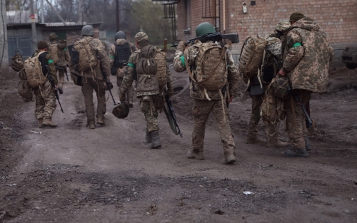 ▲우크라이나 군인들이 바흐무트와 차시브 야르에서 전투 후 복귀하고 있다. 차시브 야르/로이터연합뉴스  
