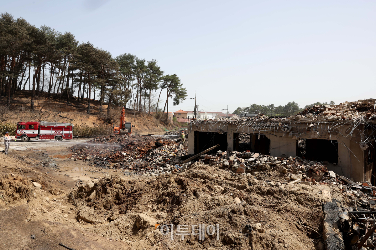 ▲12일 강원 강릉시 저동골길 펜션단지가 전날 발생한 강릉 산불 화재로 전소돼있다.  (이투데이)