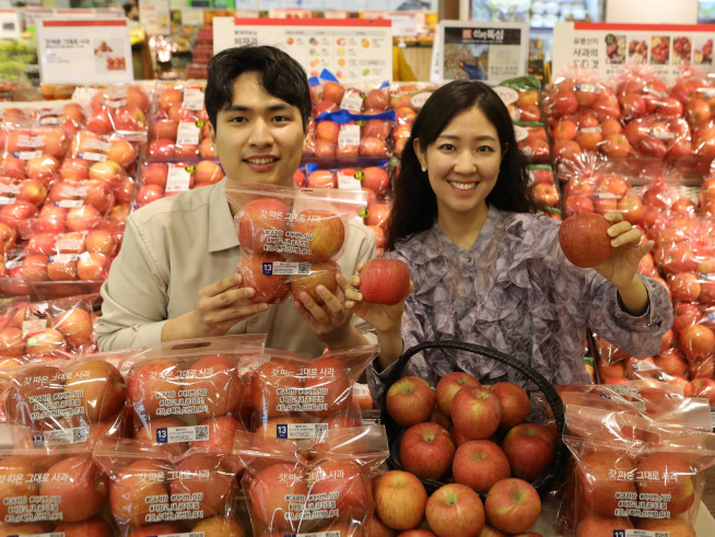 ▲롯데마트 서울역점에서 모델들이 CA저장 사과를 소개하고 있다. (사진제공=롯데쇼핑)