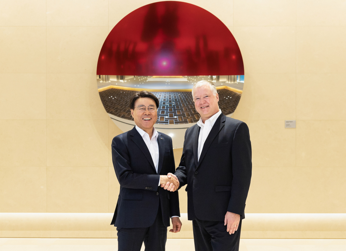 ▲12일 최정우 포스코그룹 회장과 스티븐 비건 고문이 대치동 포스코센터에서 환담을 나누고 글로벌 현안과 전략을 논의했다. (사진제공=포스코그룹)