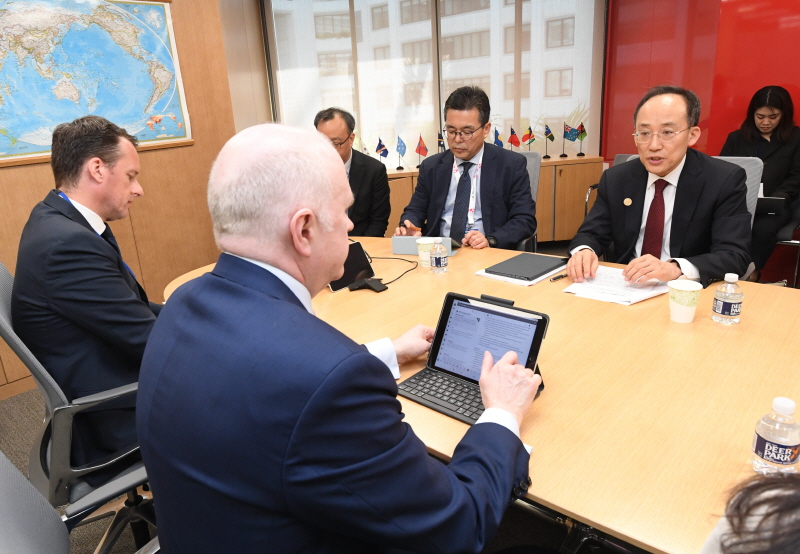 ▲ 추경호 부총리 겸 기획재정부장관이 4월 12일(현지시간) 국제통화기금(IMF)에서 국제신용평가사 피치(Fitch) 제임스 맥코맥 국가신용등급 글로벌총괄과 면담을 하고 있다. (사진제공=기획재정부)