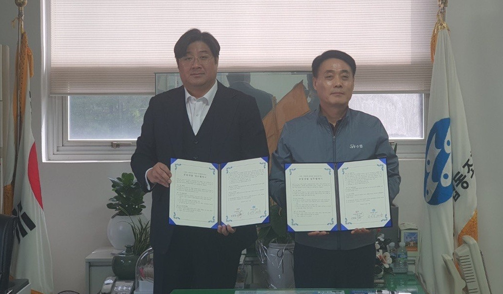 ▲강봉종 대한그린파워 본부장(사진 왼쪽)과 김영주 김제수협 조합장이 업무협약 후 기념촬영을 하고 있다.(대한그린파워 제공)