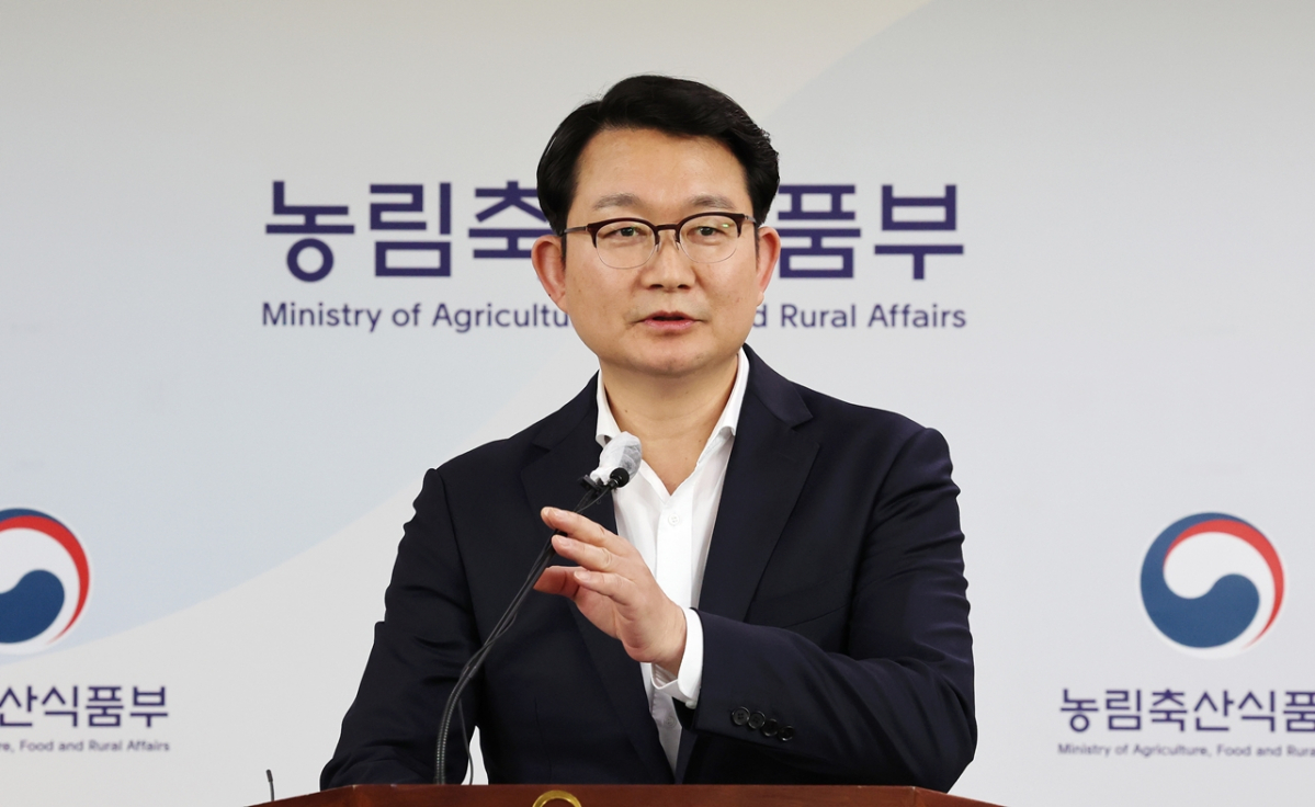 ▲김종구 농림축산식품부 유통소비정책관이 13일 오후 세종시 정부세종청사에서 복통과 구토 등 식중독과 유사 증상을 일으키는 것으로 알려져 논란이 된 방울토마토 품종을 전량 폐기하기로 했다며 후속 상황을 브리핑하고 있다. (연합뉴스)