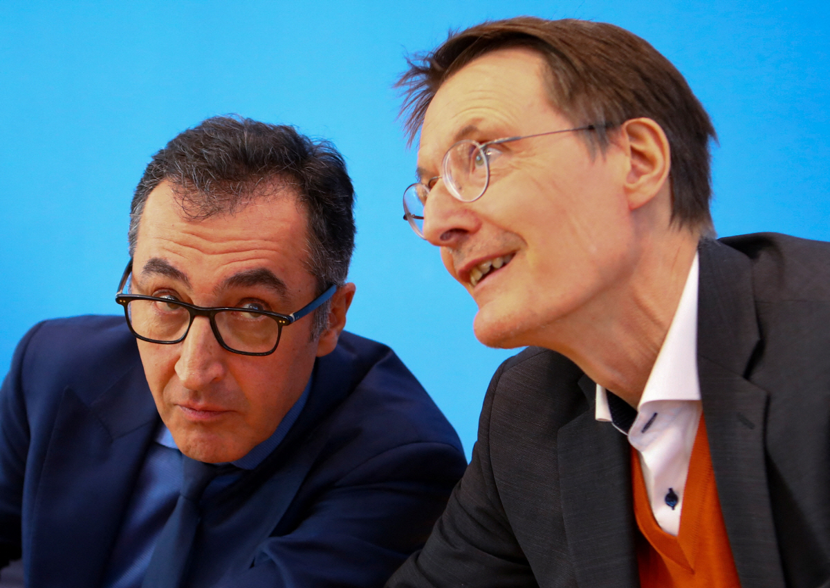 ▲쳄 외즈데미르(왼쪽) 독일 농림장관과 카를 라우터바흐 보건장관이 12일(현지시간) 기자회견장에서 대화하고 있다. 베를린/로이터연합뉴스
