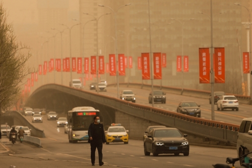 ▲중국 랴오닝성 선양 거리가 11일 황사로 뒤덮였다. 선양/AFP연합뉴스
