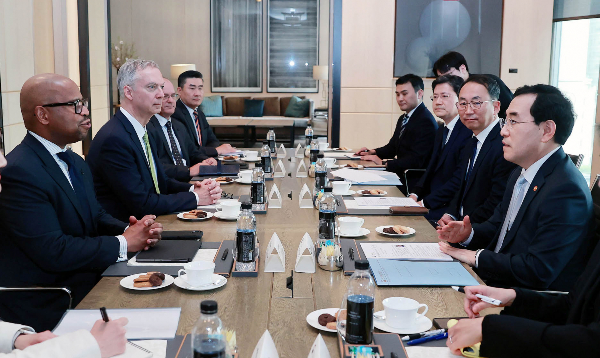 ▲이창양 산업통상자원부 장관(오른쪽)과  테드 콜버트(Theodore(Ted) Colvert III) 미국 보잉사 항공방산 부문 CEO(왼쪽)가 13일 서울  종로구 포시즌 호텔에서 한국과 보잉사 간에 항공우주 및 방위산업 협력 방안을 논의하고 있다. (사진제공=산업통상자원부)